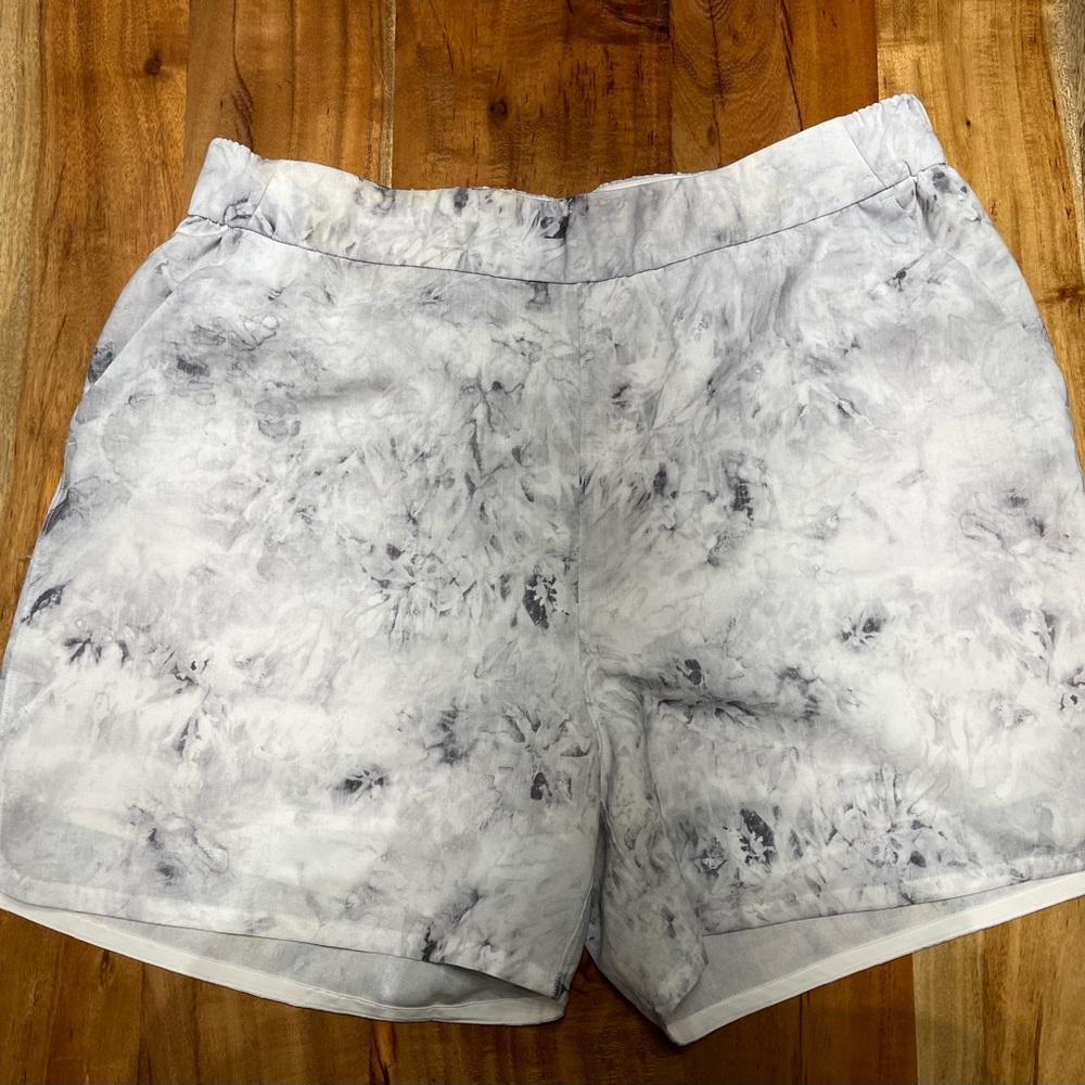 🩶 LULULEMON White/Gray Tie-Dye Shorts 5” Size 10🩶